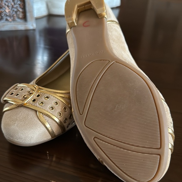 NWOB Nine West Women's Tan and Gold Kitten Heel Flats - Picture 4 of 4